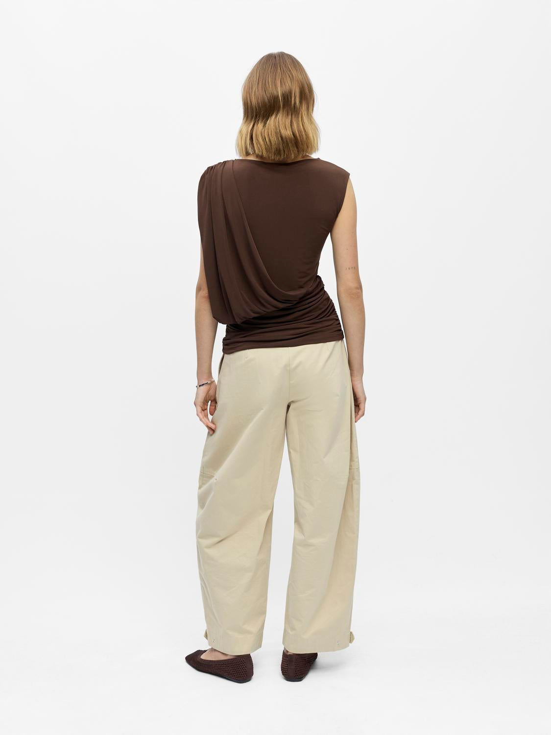 model_shot-back